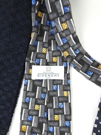 GIVENCHY - Paris. Cravate en soie. Usures....