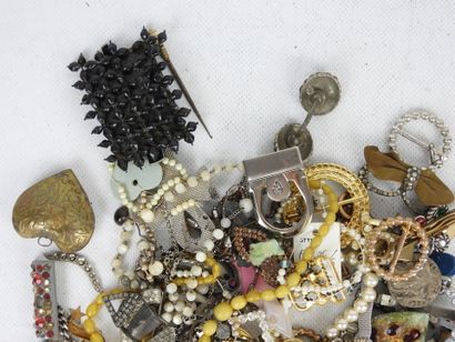 BIJOUX FANTAISIE. Lot comprenant bracelets,...