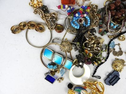 BIJOUX FANTAISIE. Lot comprenant bracelets,...