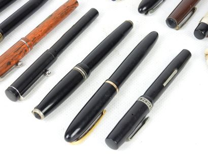 LOT OF 15 STYLOS including 8 pens with a...