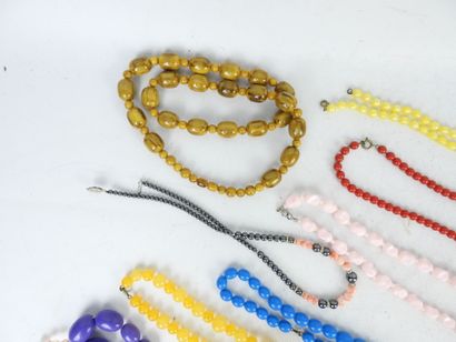 BIJOUX FANTAISIE. Lot comprenant colliers...