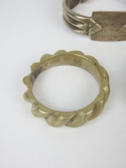 AFRIQUE DU NORD. Bracelets en argent bas-titre....