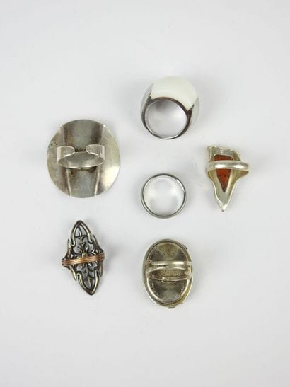 BIJOUX FANTAISIE. Lot de cinq bagues en argent...