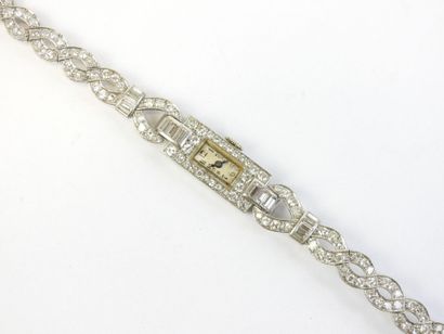 MONTRE BRACELET de dame en platine et pavage...