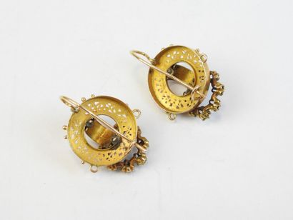 PAIRE DE BOUCLES D'OREILLES en or jaune 750/1000°...