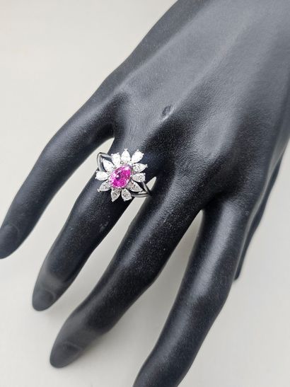 Bague florale en or gris 750 millièmes centrée...