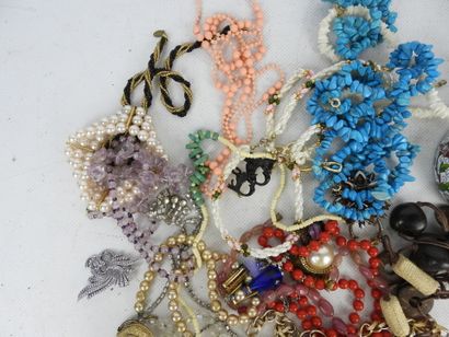 BIJOUX FANTAISIE. Lot comprenant colliers,...