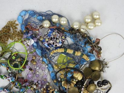BIJOUX FANTAISIE. Lot comprenant bracelets,...