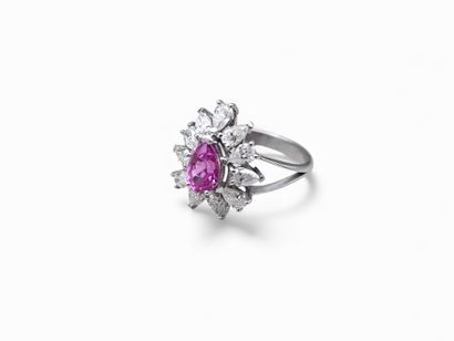Bague florale en or gris 750 millièmes centrée...