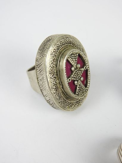 BIJOUX FANTAISIE. Lot de cinq bagues en argent...