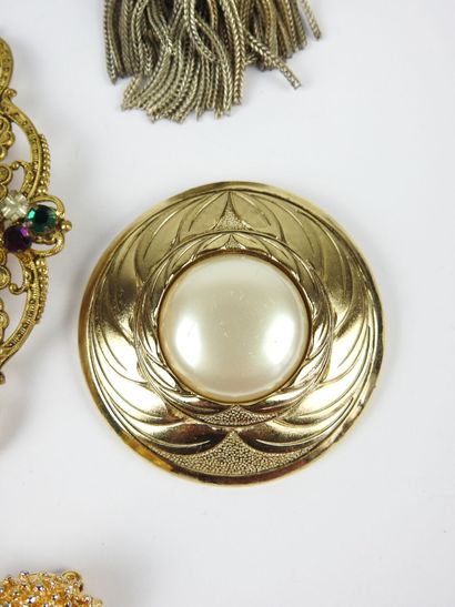 Cinq BROCHES fantaisie en métal dont Sat...