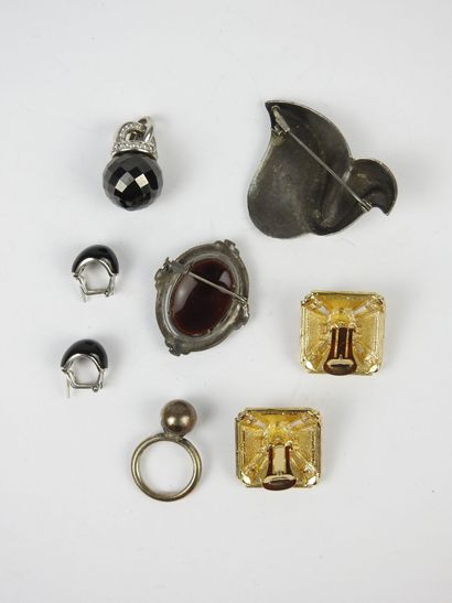 BIJOUX FANTAISIE. Lot comprenant une broche...