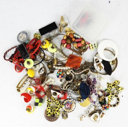 BIJOUX FANTAISIE. Lot comprenant bracelets,...