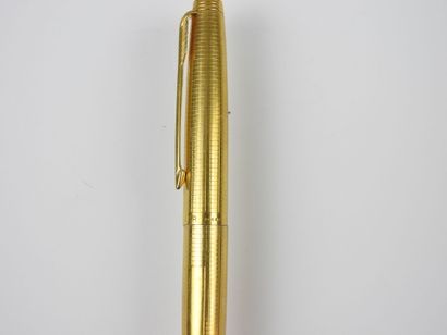 PARKER. Stylo plume avec plume en or 14 K....