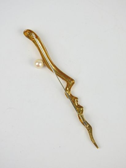 BROCHE en or jaune 750/1000° et perle. Signée...