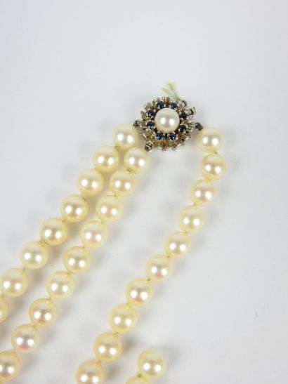 COLLIER de perles deux rangs fermoir en or...