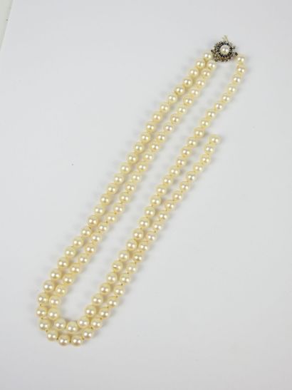 COLLIER de perles deux rangs fermoir en or...
