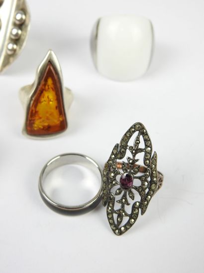 BIJOUX FANTAISIE. Lot de cinq bagues en argent...