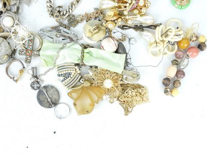 BIJOUX FANTAISIE. Lot comprenant bracelets,...