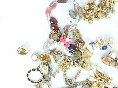 BIJOUX FANTAISIE. Lot comprenant bracelets,...