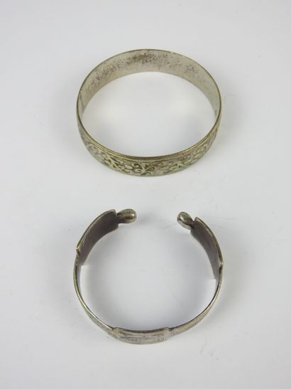 Deux BRACELETS manchette en argent bas titre....