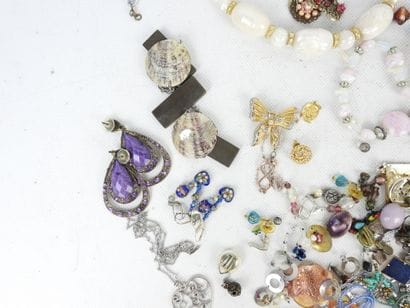 BIJOUX FANTAISIE. Lot comprenant bracelets,...
