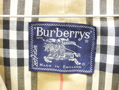 BURBERRY. Trench-coat en coton beige. Taille...