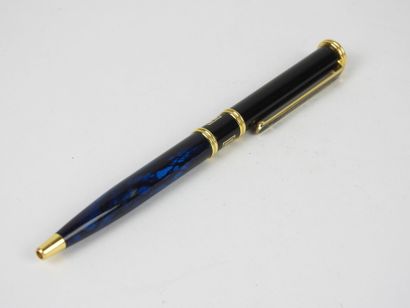 PIERRE BALMAIN - Paris. Stylo à bille. Usures...