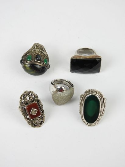 BIJOUX FANTAISIE. Lot de cinq bagues en argent...