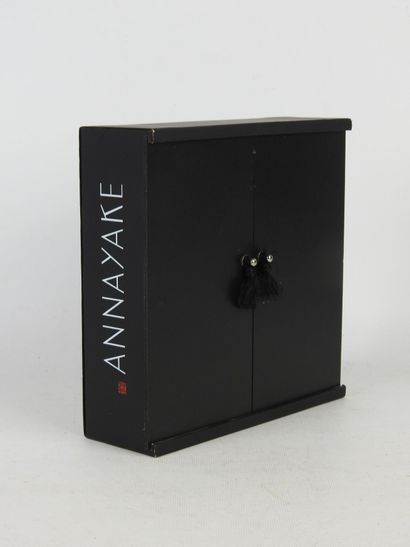 ANNAYAKE. Coffret de présentation d'un produit...
