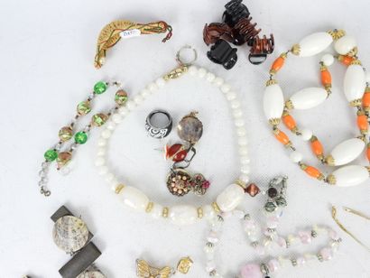 BIJOUX FANTAISIE. Lot comprenant bracelets,...