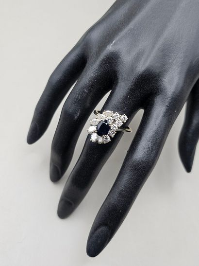 BAGUE FLORALE en or gris 750 millièmes centrée...