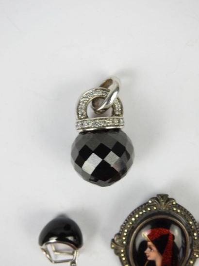 BIJOUX FANTAISIE. Lot comprenant une broche...