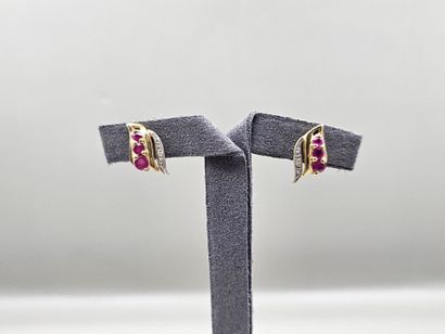 Paire de clous d'oreille feuillagés en or...