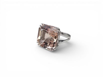 Bague en or gris 750 millièmes centrée d'une...