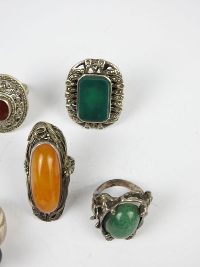 BIJOUX FANTAISIE. Lot de cinq bagues en argent...