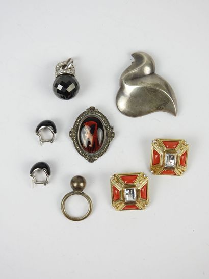 BIJOUX FANTAISIE. Lot comprenant une broche...