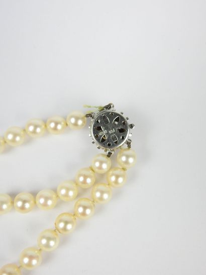 COLLIER de perles deux rangs fermoir en or...