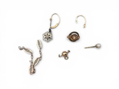Lot de bijoux en or dépareillés.
Poids brut...