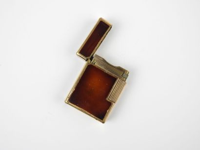 S.T. DUPONT - Paris. Briquet en métal doré...