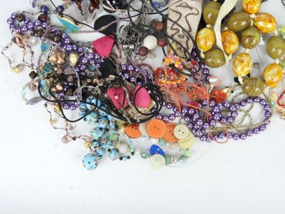 BIJOUX FANTAISIE. Lot comprenant bracelets,...