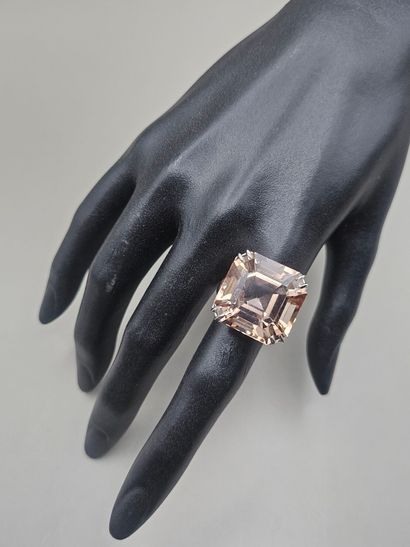 Bague en or gris 750 millièmes centrée d'une...