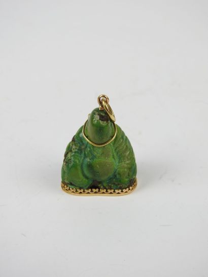 PENDENTIF en pierre dure représentant un...