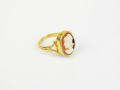 BAGUE en or jaune 750/1000° et camée. Poids...