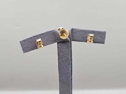 Paire de CLOUS D'OREILLE octogonale en or...