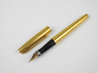 PARKER. Stylo plume avec plume en or 14 K....