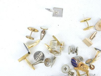 BIJOUX FANTAISIE. Lot comprenant boutons...