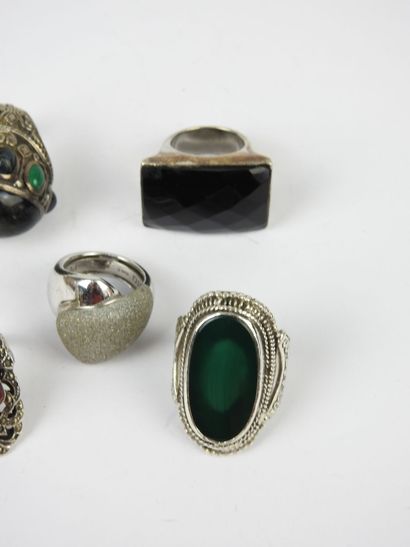 BIJOUX FANTAISIE. Lot de cinq bagues en argent...