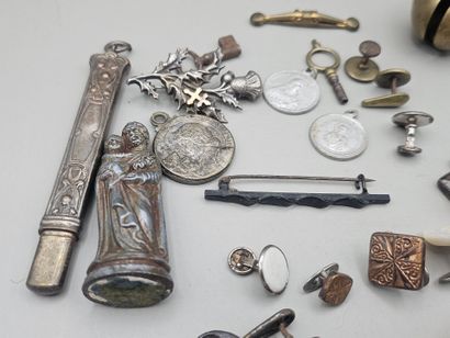 LOT de 17 bijoux et objets anciens en métal...