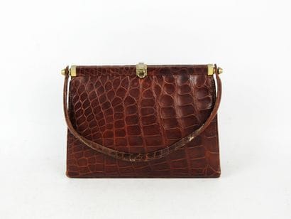 VINTAGE. Sac à main façon croco brun. 17...